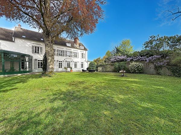 Somptueuse demeure d'exception en coeur de ville de Meaux - 400 m² - 6 chambres et 1 salle de jeux - jardin 1400 m² et 4 garages - 10 places de stationnement et une cave totale de 145 m2
