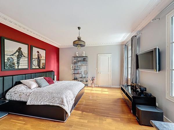 Somptueuse demeure d'exception en coeur de ville de Meaux - 400 m² - 6 chambres et 1 salle de jeux - jardin 1400 m² et 4 garages - 10 places de stationnement et une cave totale de 145 m2