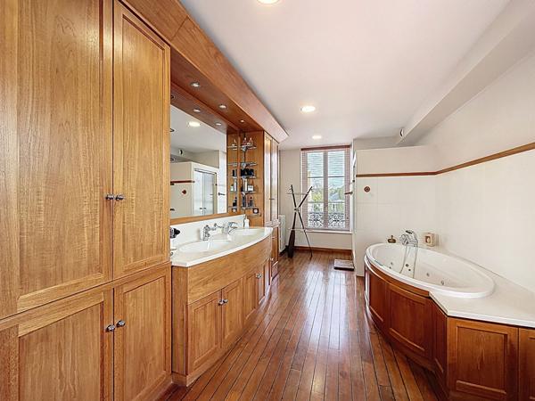 Somptueuse demeure d'exception en coeur de ville de Meaux - 400 m² - 6 chambres et 1 salle de jeux - jardin 1400 m² et 4 garages - 10 places de stationnement et une cave totale de 145 m2