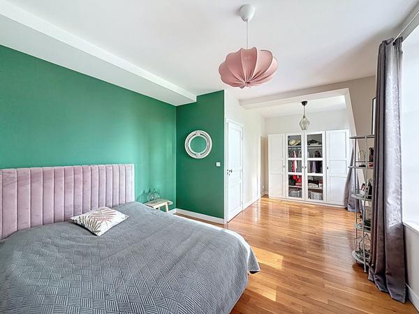 Somptueuse demeure d'exception en coeur de ville de Meaux - 400 m² - 6 chambres et 1 salle de jeux - jardin 1400 m² et 4 garages - 10 places de stationnement et une cave totale de 145 m2