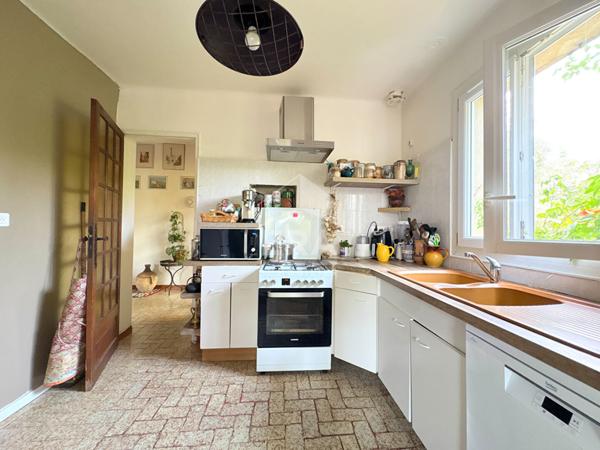 A VENDRE 84120 PERTUIS MAISON TYPE 7 PIECES D'ENVIRON 146M² AVEC JARDIN, PISCINE ET DEPENDANCE