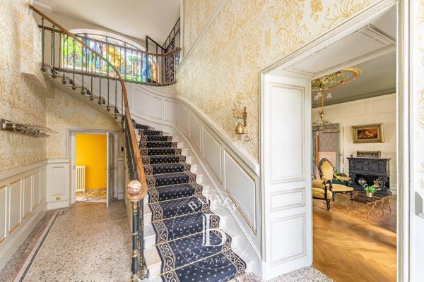 Maubec, Propriété 6 Chambres -  450 m² à vendre