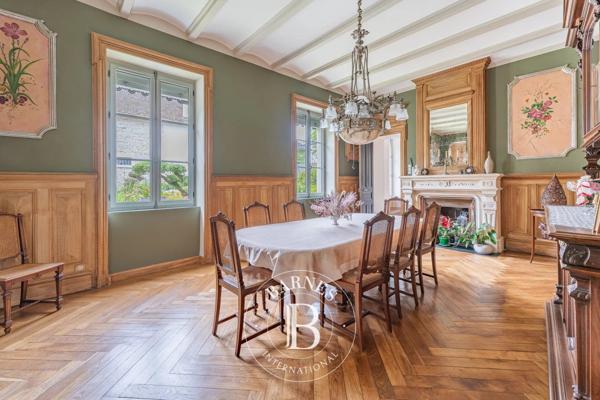 Maubec, Propriété 6 Chambres -  450 m² à vendre