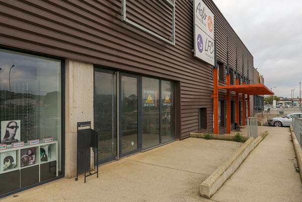 CARCASSONNE – TREBES – Local commercial à configurer avec vitrine , accès MR, parking, sur axe et zone très fréquentés