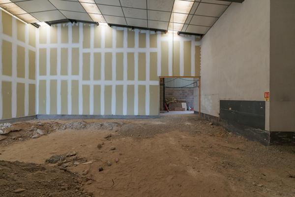 CARCASSONNE – TREBES – Local commercial à configurer avec vitrine , accès MR, parking, sur axe et zone très fréquentés