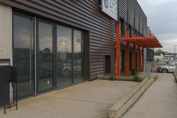 CARCASSONNE – TREBES – Local commercial à configurer avec vitrine , accès MR, parking, sur axe et zone très fréquentés