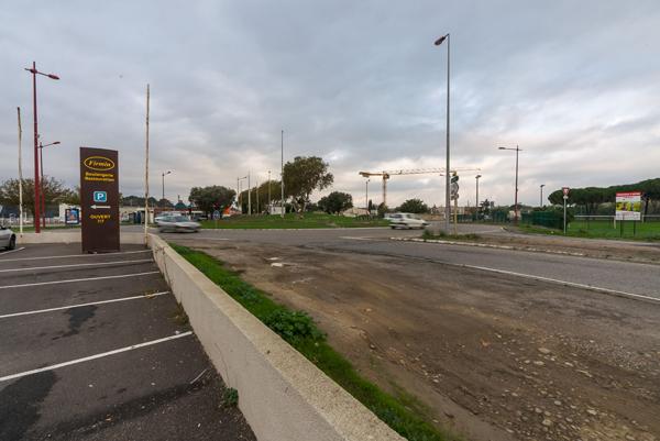 CARCASSONNE – TREBES – Local commercial à configurer avec vitrine , accès MR, parking, sur axe et zone très fréquentés