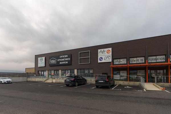 CARCASSONNE – TREBES – Local commercial à configurer avec vitrine , accès MR, parking, sur axe et zone très fréquentés