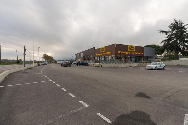CARCASSONNE – TREBES – Local commercial à configurer avec vitrine , accès MR, parking, sur axe et zone très fréquentés