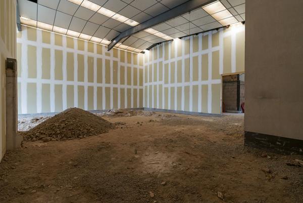 CARCASSONNE – TREBES – Local commercial à configurer avec vitrine , accès MR, parking, sur axe et zone très fréquentés