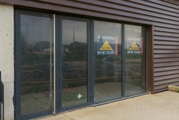 CARCASSONNE – TREBES – Local commercial à configurer avec vitrine , accès MR, parking, sur axe et zone très fréquentés