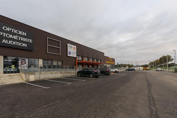 CARCASSONNE – TREBES – Local commercial à configurer avec vitrine , accès MR, parking, sur axe et zone très fréquentés