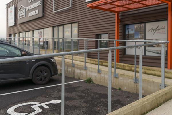 CARCASSONNE – TREBES – Local commercial à configurer avec vitrine , accès MR, parking, sur axe et zone très fréquentés