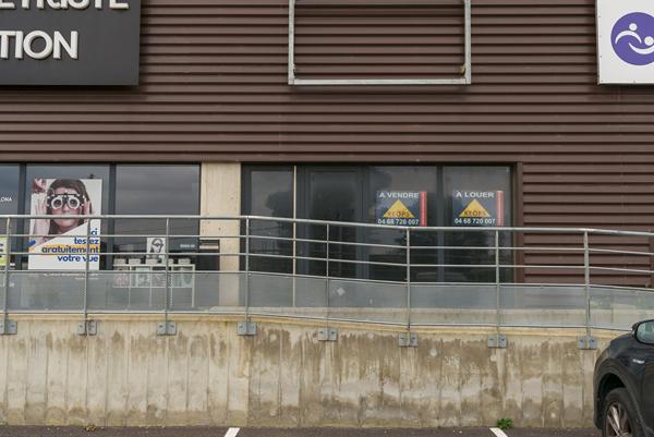 CARCASSONNE – TREBES – Local commercial à configurer avec vitrine , accès MR, parking, sur axe et zone très fréquentés