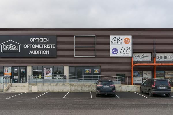 CARCASSONNE – TREBES – Local commercial à configurer avec vitrine , accès MR, parking, sur axe et zone très fréquentés