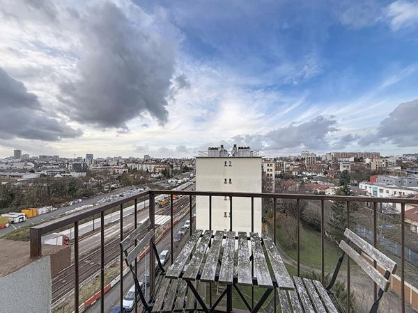 MONTREUIL, PROCHE DU QUARTIER COMMERCANT DE PAUL SIGNAC, DERNIER ETAGE AVEC ASCENSEUR, APPARTEMENT 3 PIECES AVEC BALCON ET CAVE