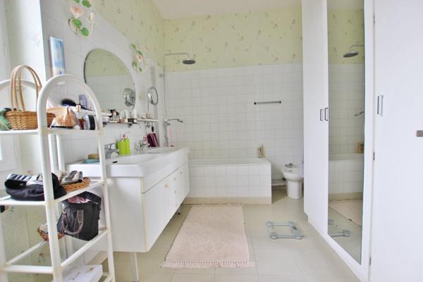 Maison à BRION-PRES-THOUET, 79290 - 10 pièces 220m²