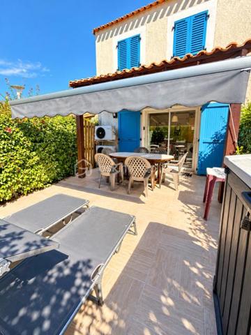 Découvrez cette Marina sur l'île des pêcheurs !
Entrée cuisine équipée ouverte sur séjour à l'étage deux chambres, salle d'eau 
A l'extérieur profitez d'une terrasse et jardinet sans aucun vis à vis, idéal pour vos déjeuner au soleil
Pour votre confort la marina est équipée de la climatisation réversible et n'a aucun travaux à prévoir
La résidence dispose d'un complexe aquatique avec deux piscines, salle de sport, bar, restaurant, épicerie etc...
Idéal pour une résidence secondaire, principale ou un investissement locatif 
Une marina très agréable, facile à vivre et prête à profiter