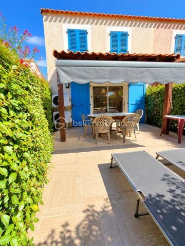 Découvrez cette Marina sur l'île des pêcheurs !
Entrée cuisine équipée ouverte sur séjour à l'étage deux chambres, salle d'eau 
A l'extérieur profitez d'une terrasse et jardinet sans aucun vis à vis, idéal pour vos déjeuner au soleil
Pour votre confort la marina est équipée de la climatisation réversible et n'a aucun travaux à prévoir
La résidence dispose d'un complexe aquatique avec deux piscines, salle de sport, bar, restaurant, épicerie etc...
Idéal pour une résidence secondaire, principale ou un investissement locatif 
Une marina très agréable, facile à vivre et prête à profiter