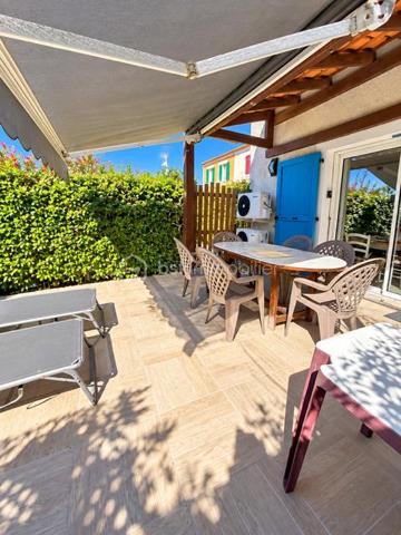 Découvrez cette Marina sur l'île des pêcheurs !
Entrée cuisine équipée ouverte sur séjour à l'étage deux chambres, salle d'eau 
A l'extérieur profitez d'une terrasse et jardinet sans aucun vis à vis, idéal pour vos déjeuner au soleil
Pour votre confort la marina est équipée de la climatisation réversible et n'a aucun travaux à prévoir
La résidence dispose d'un complexe aquatique avec deux piscines, salle de sport, bar, restaurant, épicerie etc...
Idéal pour une résidence secondaire, principale ou un investissement locatif 
Une marina très agréable, facile à vivre et prête à profiter