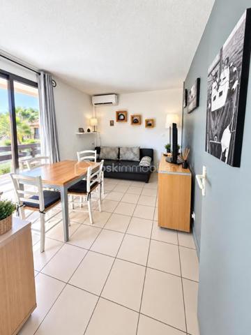 Découvrez cette Marina sur l'île des pêcheurs !
Entrée cuisine équipée ouverte sur séjour à l'étage deux chambres, salle d'eau 
A l'extérieur profitez d'une terrasse et jardinet sans aucun vis à vis, idéal pour vos déjeuner au soleil
Pour votre confort la marina est équipée de la climatisation réversible et n'a aucun travaux à prévoir
La résidence dispose d'un complexe aquatique avec deux piscines, salle de sport, bar, restaurant, épicerie etc...
Idéal pour une résidence secondaire, principale ou un investissement locatif 
Une marina très agréable, facile à vivre et prête à profiter