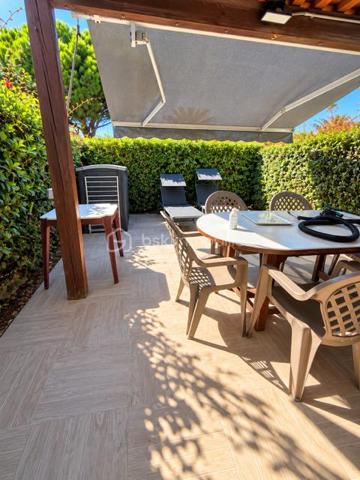 Découvrez cette Marina sur l'île des pêcheurs !
Entrée cuisine équipée ouverte sur séjour à l'étage deux chambres, salle d'eau 
A l'extérieur profitez d'une terrasse et jardinet sans aucun vis à vis, idéal pour vos déjeuner au soleil
Pour votre confort la marina est équipée de la climatisation réversible et n'a aucun travaux à prévoir
La résidence dispose d'un complexe aquatique avec deux piscines, salle de sport, bar, restaurant, épicerie etc...
Idéal pour une résidence secondaire, principale ou un investissement locatif 
Une marina très agréable, facile à vivre et prête à profiter