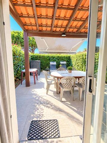 Découvrez cette Marina sur l'île des pêcheurs !
Entrée cuisine équipée ouverte sur séjour à l'étage deux chambres, salle d'eau 
A l'extérieur profitez d'une terrasse et jardinet sans aucun vis à vis, idéal pour vos déjeuner au soleil
Pour votre confort la marina est équipée de la climatisation réversible et n'a aucun travaux à prévoir
La résidence dispose d'un complexe aquatique avec deux piscines, salle de sport, bar, restaurant, épicerie etc...
Idéal pour une résidence secondaire, principale ou un investissement locatif 
Une marina très agréable, facile à vivre et prête à profiter