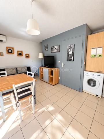 Découvrez cette Marina sur l'île des pêcheurs !
Entrée cuisine équipée ouverte sur séjour à l'étage deux chambres, salle d'eau 
A l'extérieur profitez d'une terrasse et jardinet sans aucun vis à vis, idéal pour vos déjeuner au soleil
Pour votre confort la marina est équipée de la climatisation réversible et n'a aucun travaux à prévoir
La résidence dispose d'un complexe aquatique avec deux piscines, salle de sport, bar, restaurant, épicerie etc...
Idéal pour une résidence secondaire, principale ou un investissement locatif 
Une marina très agréable, facile à vivre et prête à profiter