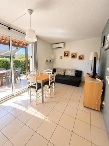 Découvrez cette Marina sur l'île des pêcheurs !
Entrée cuisine équipée ouverte sur séjour à l'étage deux chambres, salle d'eau 
A l'extérieur profitez d'une terrasse et jardinet sans aucun vis à vis, idéal pour vos déjeuner au soleil
Pour votre confort la marina est équipée de la climatisation réversible et n'a aucun travaux à prévoir
La résidence dispose d'un complexe aquatique avec deux piscines, salle de sport, bar, restaurant, épicerie etc...
Idéal pour une résidence secondaire, principale ou un investissement locatif 
Une marina très agréable, facile à vivre et prête à profiter