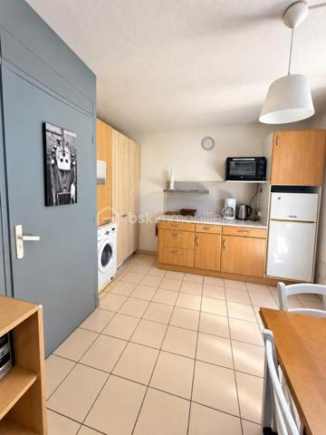 Découvrez cette Marina sur l'île des pêcheurs !
Entrée cuisine équipée ouverte sur séjour à l'étage deux chambres, salle d'eau 
A l'extérieur profitez d'une terrasse et jardinet sans aucun vis à vis, idéal pour vos déjeuner au soleil
Pour votre confort la marina est équipée de la climatisation réversible et n'a aucun travaux à prévoir
La résidence dispose d'un complexe aquatique avec deux piscines, salle de sport, bar, restaurant, épicerie etc...
Idéal pour une résidence secondaire, principale ou un investissement locatif 
Une marina très agréable, facile à vivre et prête à profiter