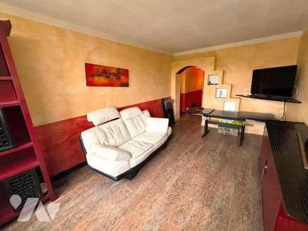 Appartement à rénover de type F3 à deux pas du Métro Porte d'Ivry.

Situé au troisième étage ...