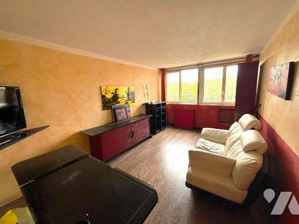 Appartement à rénover de type F3 à deux pas du Métro Porte d'Ivry.

Situé au troisième étage ...