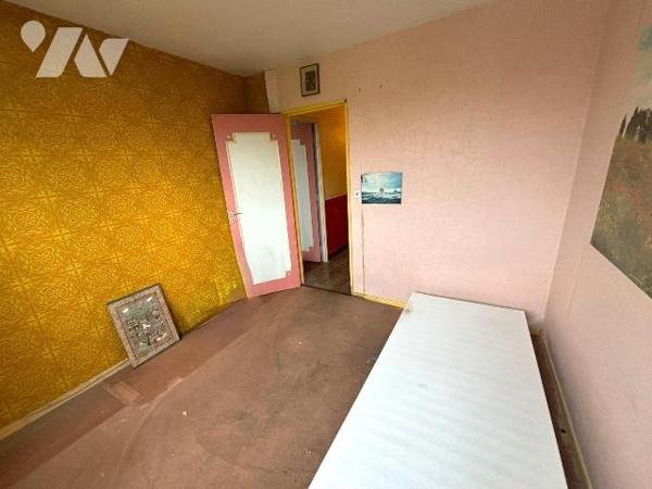 Appartement à rénover de type F3 à deux pas du Métro Porte d'Ivry.

Situé au troisième étage ...