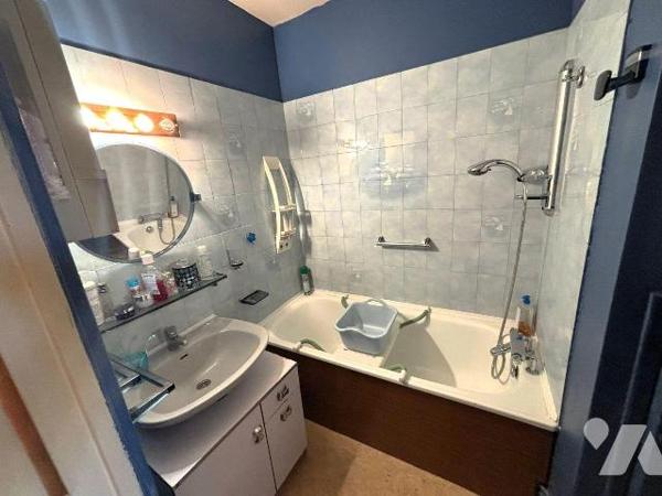 Appartement à rénover de type F3 à deux pas du Métro Porte d'Ivry.

Situé au troisième étage ...