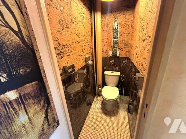 Appartement à rénover de type F3 à deux pas du Métro Porte d'Ivry.

Situé au troisième étage ...