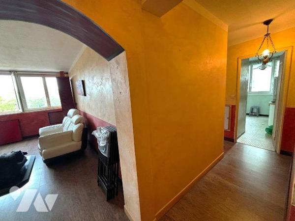 Appartement à rénover de type F3 à deux pas du Métro Porte d'Ivry.

Situé au troisième étage ...