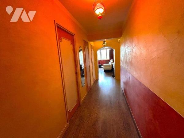 Appartement à rénover de type F3 à deux pas du Métro Porte d'Ivry.

Situé au troisième étage ...