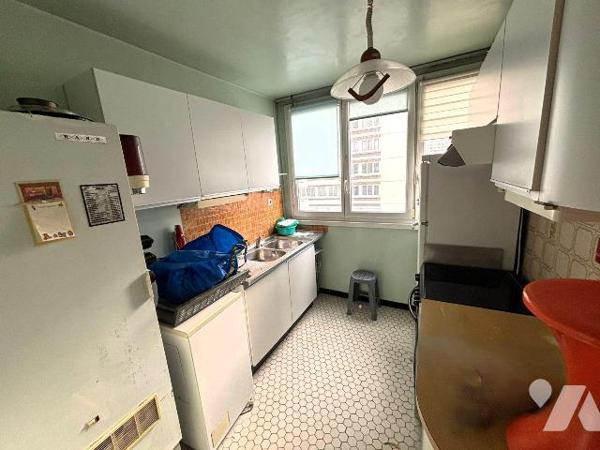 Appartement à rénover de type F3 à deux pas du Métro Porte d'Ivry.

Situé au troisième étage ...