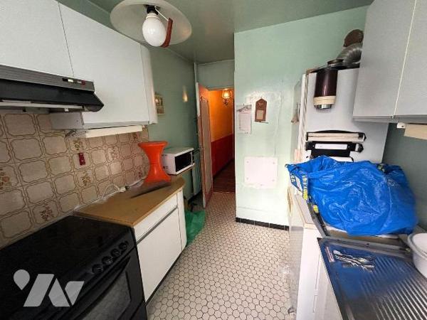 Appartement à rénover de type F3 à deux pas du Métro Porte d'Ivry.

Situé au troisième étage ...