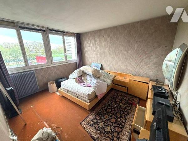 Appartement à rénover de type F3 à deux pas du Métro Porte d'Ivry.

Situé au troisième étage ...