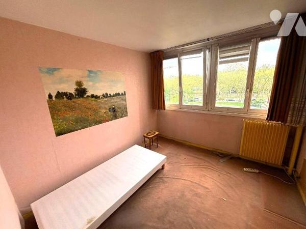 Appartement à rénover de type F3 à deux pas du Métro Porte d'Ivry.

Situé au troisième étage ...