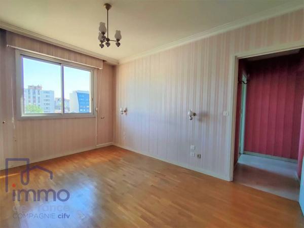 Grand appartement 4 pièces métro République