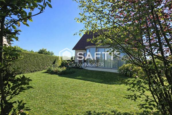Maison lumineuse offrant 140m2 habitables (152m2 au sol) avec de très beaux volumes et un fort potentiel d'aménagement.