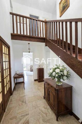 Maison lumineuse offrant 140m2 habitables (152m2 au sol) avec de très beaux volumes et un fort potentiel d'aménagement.