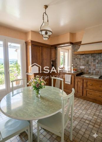 Maison lumineuse offrant 140m2 habitables (152m2 au sol) avec de très beaux volumes et un fort potentiel d'aménagement.