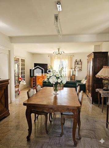 Maison lumineuse offrant 140m2 habitables (152m2 au sol) avec de très beaux volumes et un fort potentiel d'aménagement.