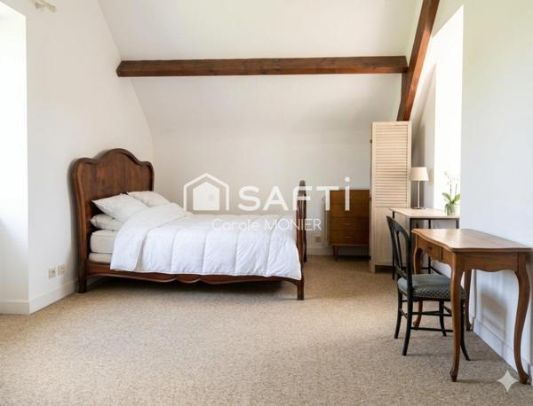Maison lumineuse offrant 140m2 habitables (152m2 au sol) avec de très beaux volumes et un fort potentiel d'aménagement.