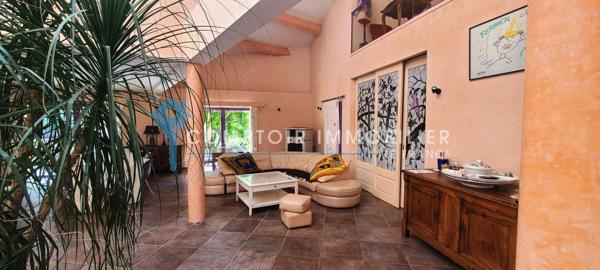 Propriete
                                                                                                                                                                                                                                                                                                                        9 pièce(s)                                                                                                                                                                                                          4 chambre(s)                                                                                                                                                                                                          295  m²