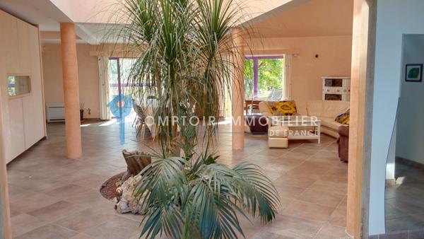 Propriete
                                                                                                                                                                                                                                                                                                                        9 pièce(s)                                                                                                                                                                                                          4 chambre(s)                                                                                                                                                                                                          295  m²
