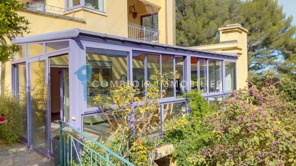 Propriete
                                                                                                                                                                                                                                                                                                                        9 pièce(s)                                                                                                                                                                                                          4 chambre(s)                                                                                                                                                                                                          295  m²